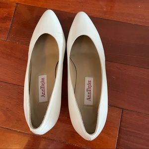 *SOLD* Vintage Ann Taylor white leather pumps sz 6.5